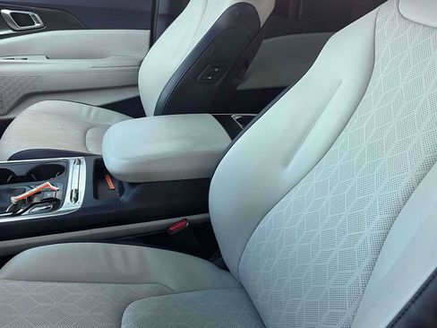 Used 2025 Kia Carnival SX FWD image 5