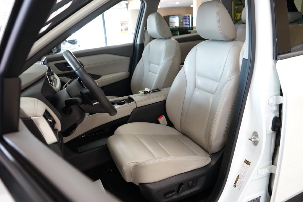 Used 2023 Nissan Rogue SL AWD/4WD image 2