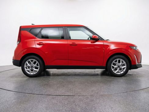Used 2025 Kia Soul LX w/ LX Technology Package FWD image 11