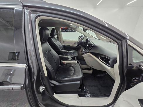 Used 2022 Chrysler Pacifica Touring-L FWD image 21