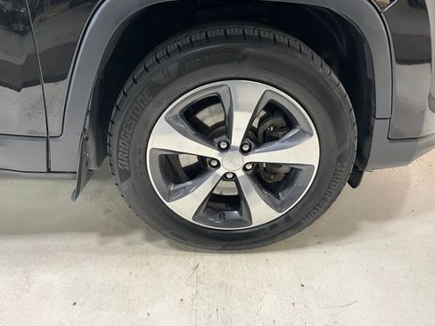 Used 2019 Jeep Cherokee Limited AWD/4WD image 12