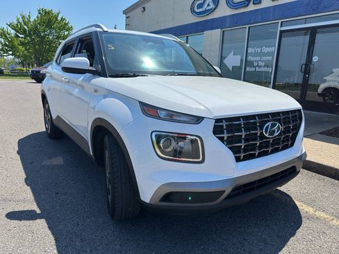 Used 2025 Hyundai Venue SEL image 2