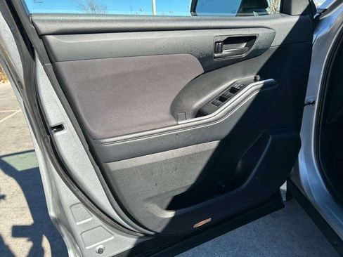 Used 2022 Toyota Highlander LE image 10