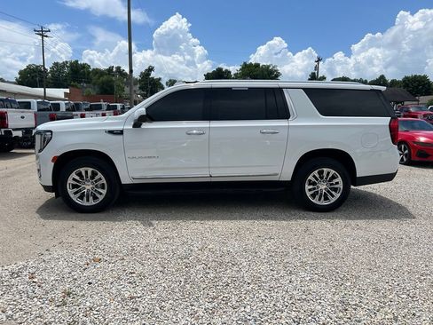 Used 2021 GMC Yukon XL SLT w/ Rear Media and Nav Package AWD/4WD image 5