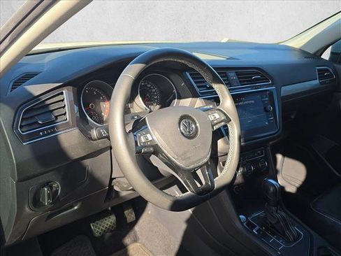 Used 2021 Volkswagen Tiguan SE image 9