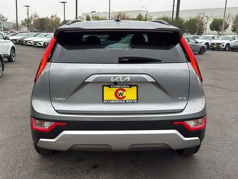 Used 2023 Kia Niro EX image 4