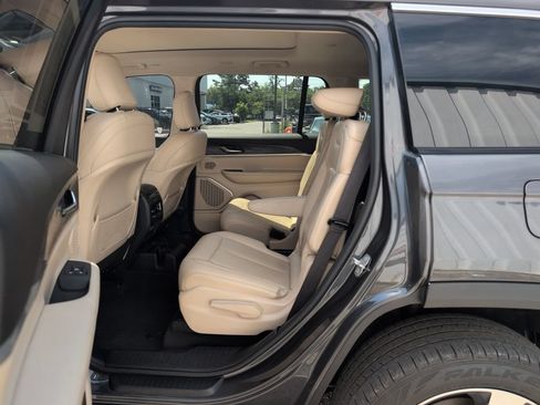 Used 2022 Jeep Grand Cherokee L Limited AWD/4WD image 11