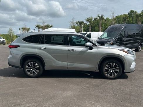 Used 2021 Toyota Highlander XLE image 2