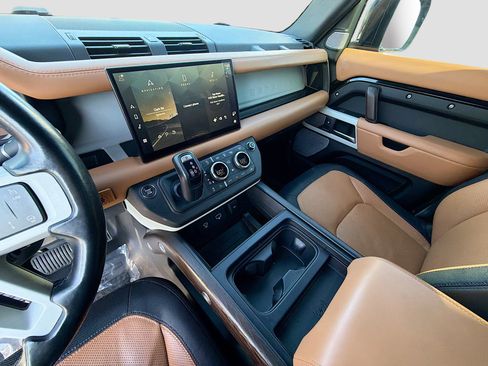 Used 2023 Land Rover Defender 130 X-Dynamic SE image 29