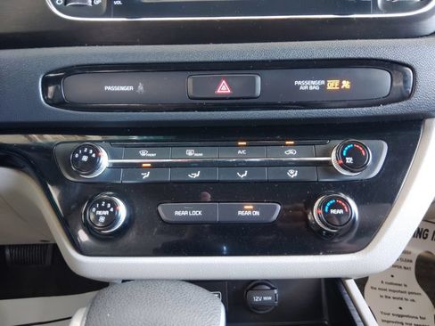 Used 2019 Kia Sedona LX FWD image 33