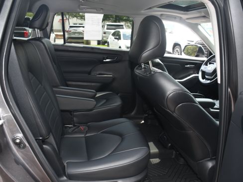 Used 2022 Toyota Highlander XLE FWD image 19