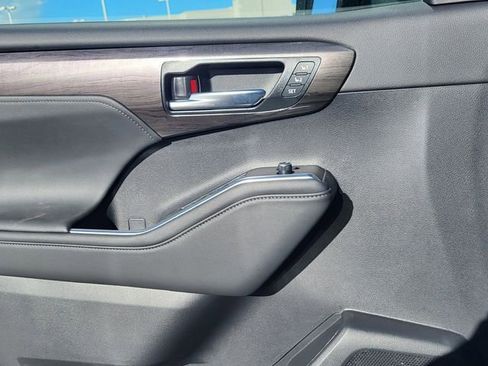New 2026 Toyota Highlander Limited image 12
