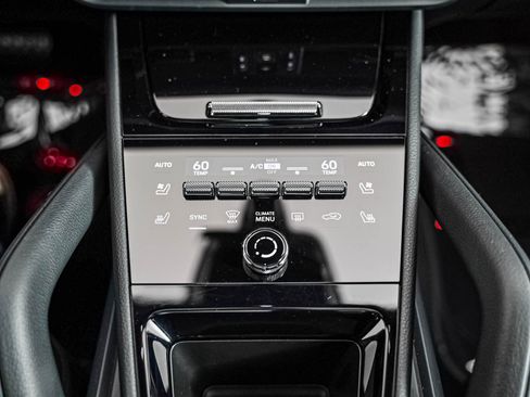Certified 2025 Porsche Cayenne AWD/4WD image 21