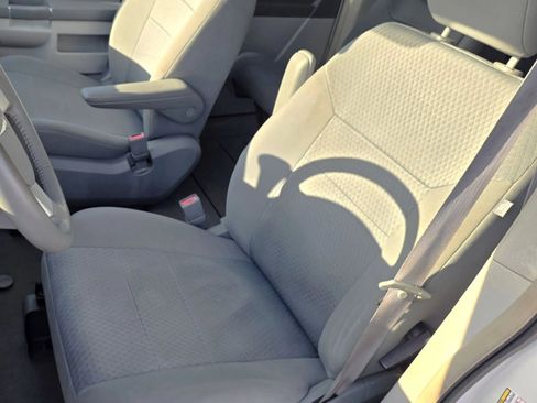 Used 2009 Chrysler Town & Country Touring FWD image 10