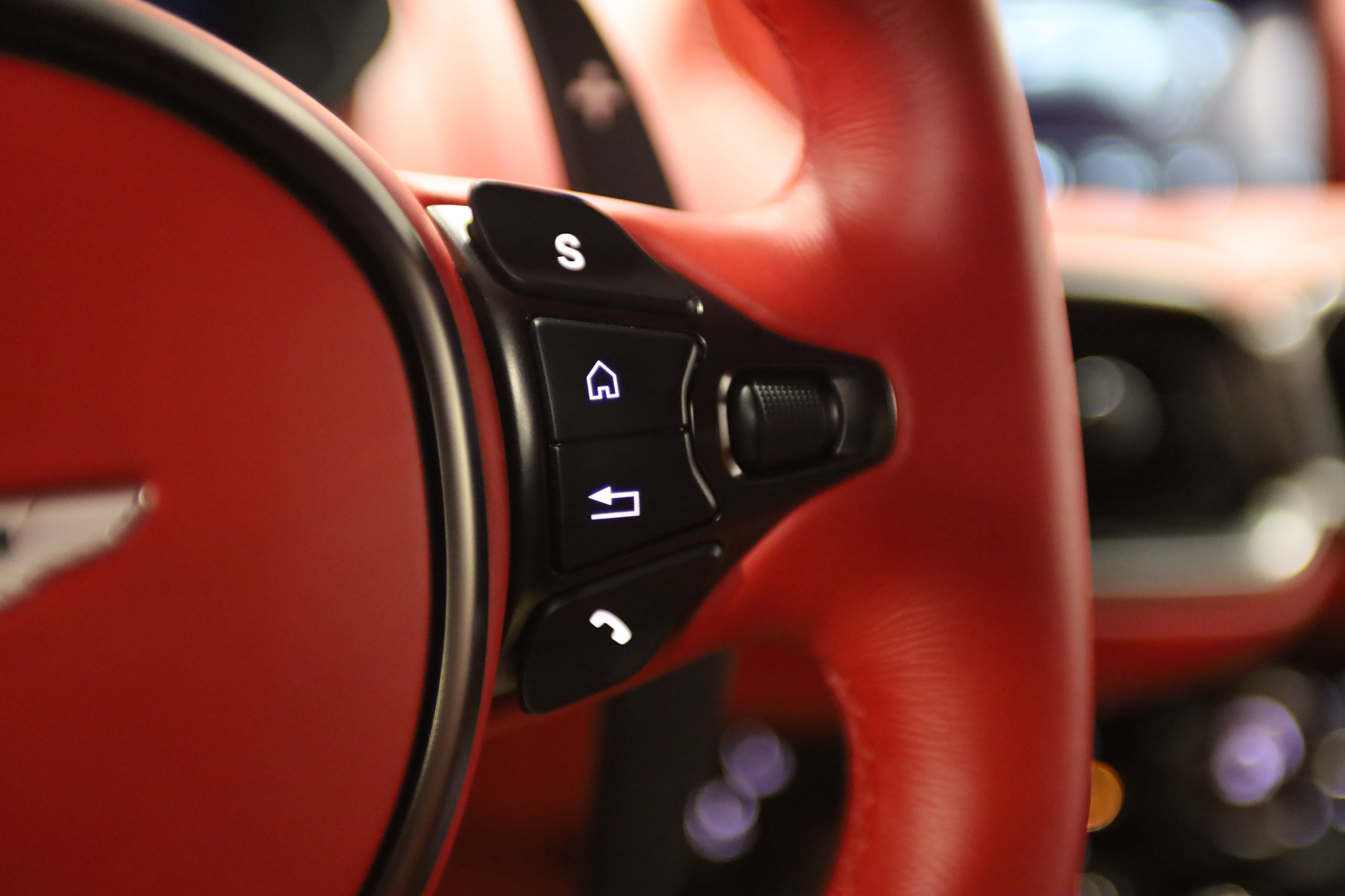 Used 2019 Aston Martin V8 Vantage Coupe RWD image 21