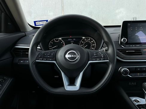 Used 2025 Nissan Altima 2.5 SV image 31