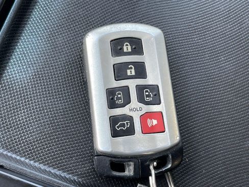 Used 2015 Toyota Sienna XLE Premium FWD image 33