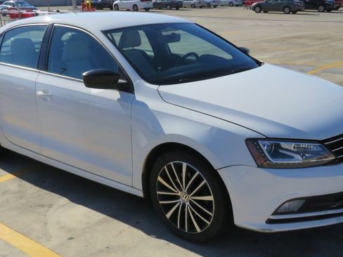Used 2016 Volkswagen Jetta Sport w/ Lighting Package FWD image 4