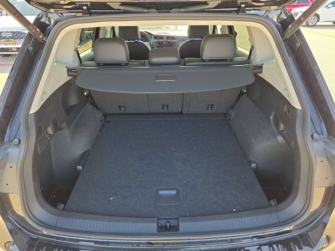 Used 2024 Volkswagen Tiguan SE w/ Panoramic Sunroof Package AWD/4WD image 12