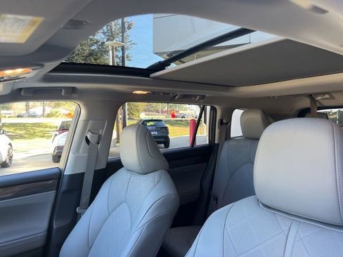 Used 2025 Toyota Highlander Platinum image 26