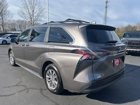 Used 2024 Toyota Sienna LE image 9