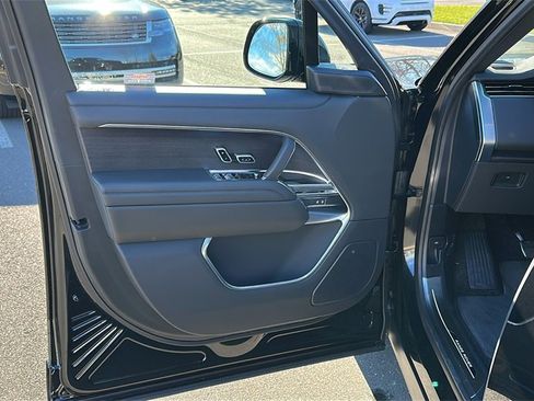 New 2025 Land Rover Range Rover Long Wheelbase SE image 8