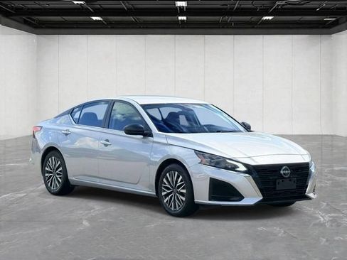Used 2024 Nissan Altima 2.5 SV FWD image 3