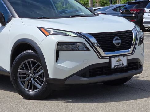 Used 2022 Nissan Rogue S FWD image 2