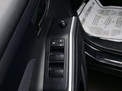 Used 2024 Toyota Highlander LE FWD image 10