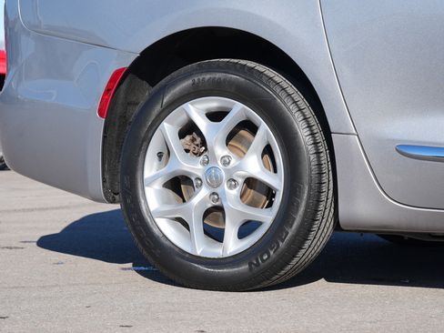 Used 2017 Chrysler Pacifica Touring-L Plus w/ Tire & Wheel Group image 11