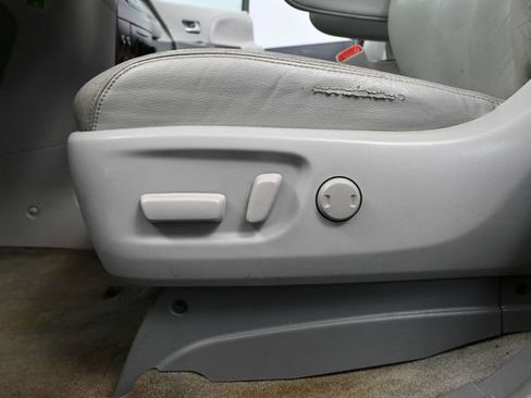 Used 2014 Toyota Sienna XLE image 19