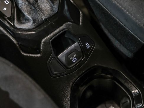 Used 2017 Jeep Renegade Altitude AWD/4WD image 23