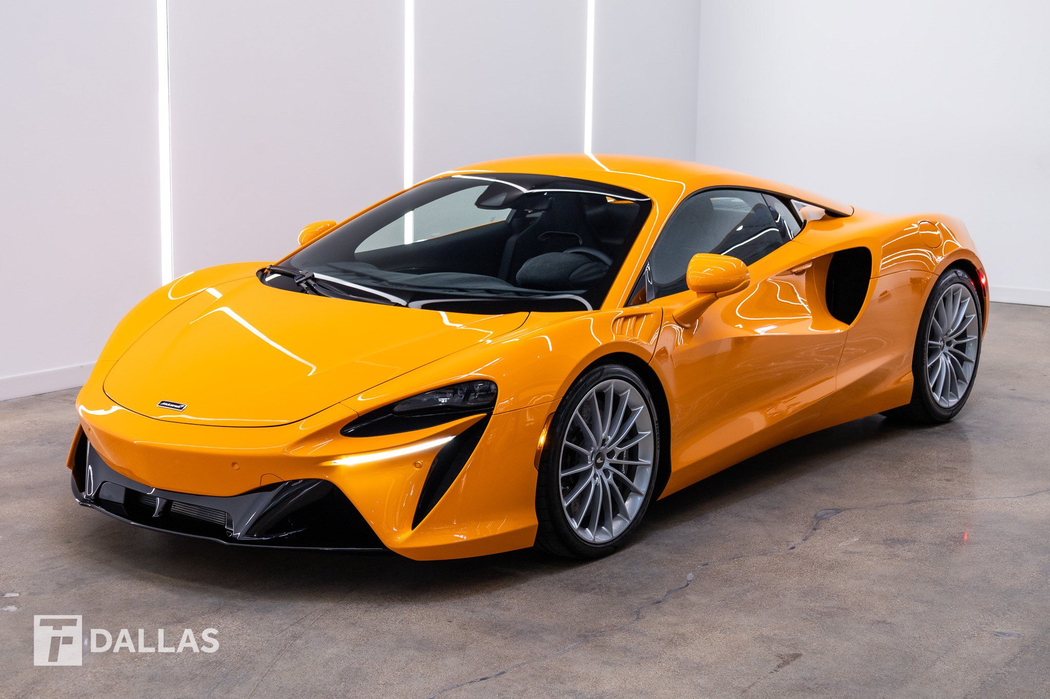Used 2026 McLaren Artura RWD image 2