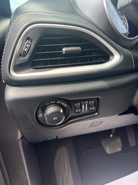 Used 2025 Chrysler Pacifica Select AWD/4WD image 35