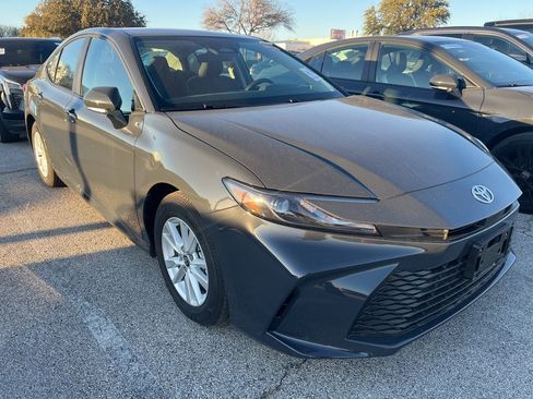 Used 2025 Toyota Camry LE image 3