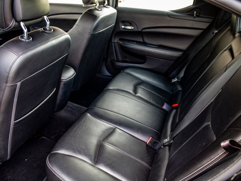 Used 2011 Dodge Avenger Lux FWD image 22