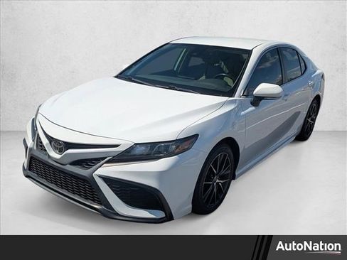 Used 2022 Toyota Camry SE image 1