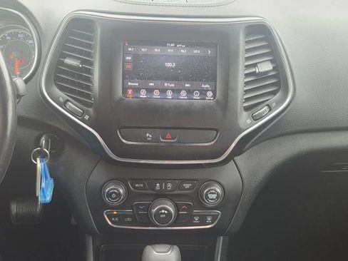 Used 2019 Jeep Cherokee Latitude w/ Cold Weather Group AWD/4WD image 29