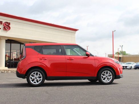 Used 2025 Kia Soul LX w/ LX Technology Package FWD image 3