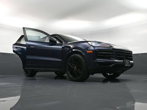 Certified 2025 Porsche Cayenne AWD/4WD image 36