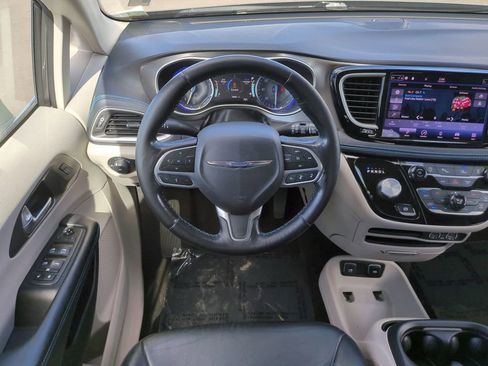 Used 2021 Chrysler Pacifica Touring-L image 15