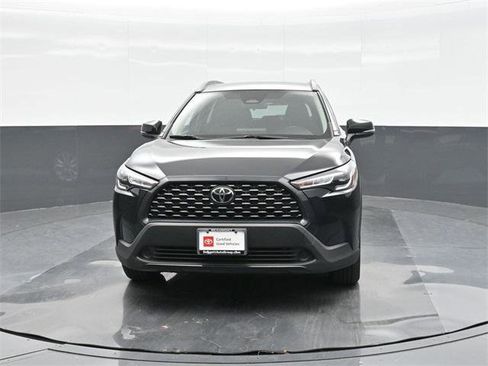 Certified 2025 Toyota Corolla Cross LE image 30