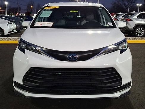 Certified 2024 Toyota Sienna LE image 3