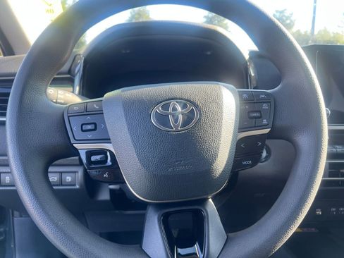 Used 2025 Toyota Camry LE image 28