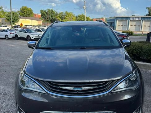 Used 2018 Chrysler Pacifica Limited w/ Advanced Safetytec Group FWD image 8