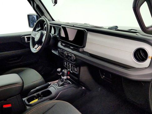 Used 2025 Jeep Wrangler Sahara image 24
