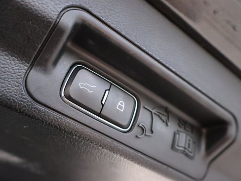 Used 2020 Ford Explorer Limited RWD image 25