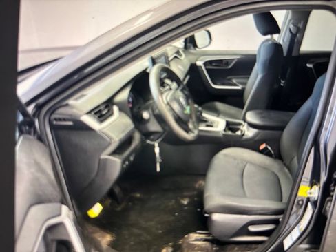 Used 2021 Toyota RAV4 LE AWD/4WD image 3