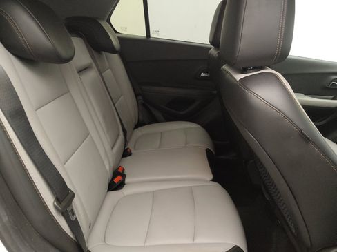 Used 2021 Chevrolet Trax LT w/ Premium Seat Package FWD image 19