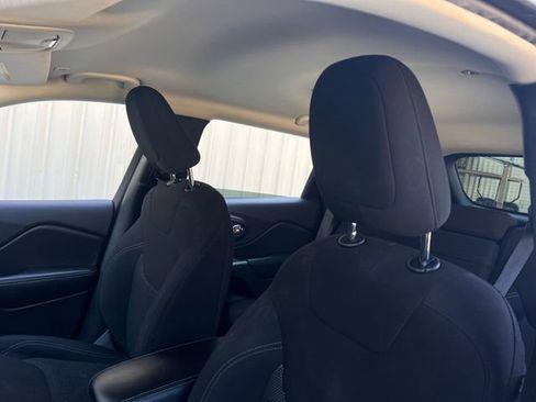 Used 2019 Jeep Cherokee Latitude w/ Popular Appearance Group image 13